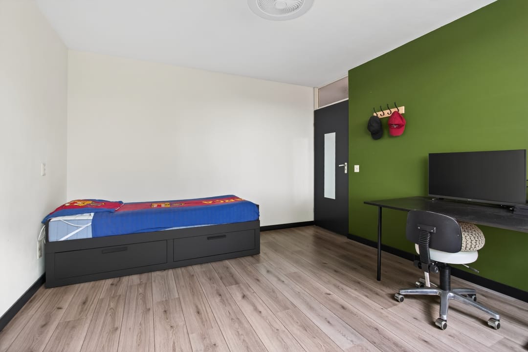 Spacious family home with A energy label, terrace canopy, and private garden in Valkenswaard — 22