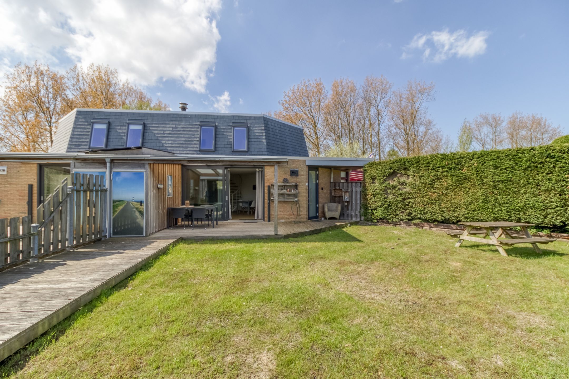 2-bedroom freehold villa in Nieuwvliet — photo 1 of 5
