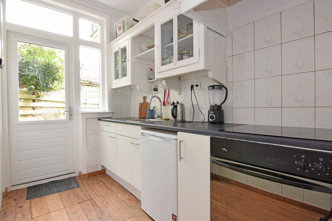 Bright ground-floor home with garden and original details in Rivierenwijk Utrecht — 13