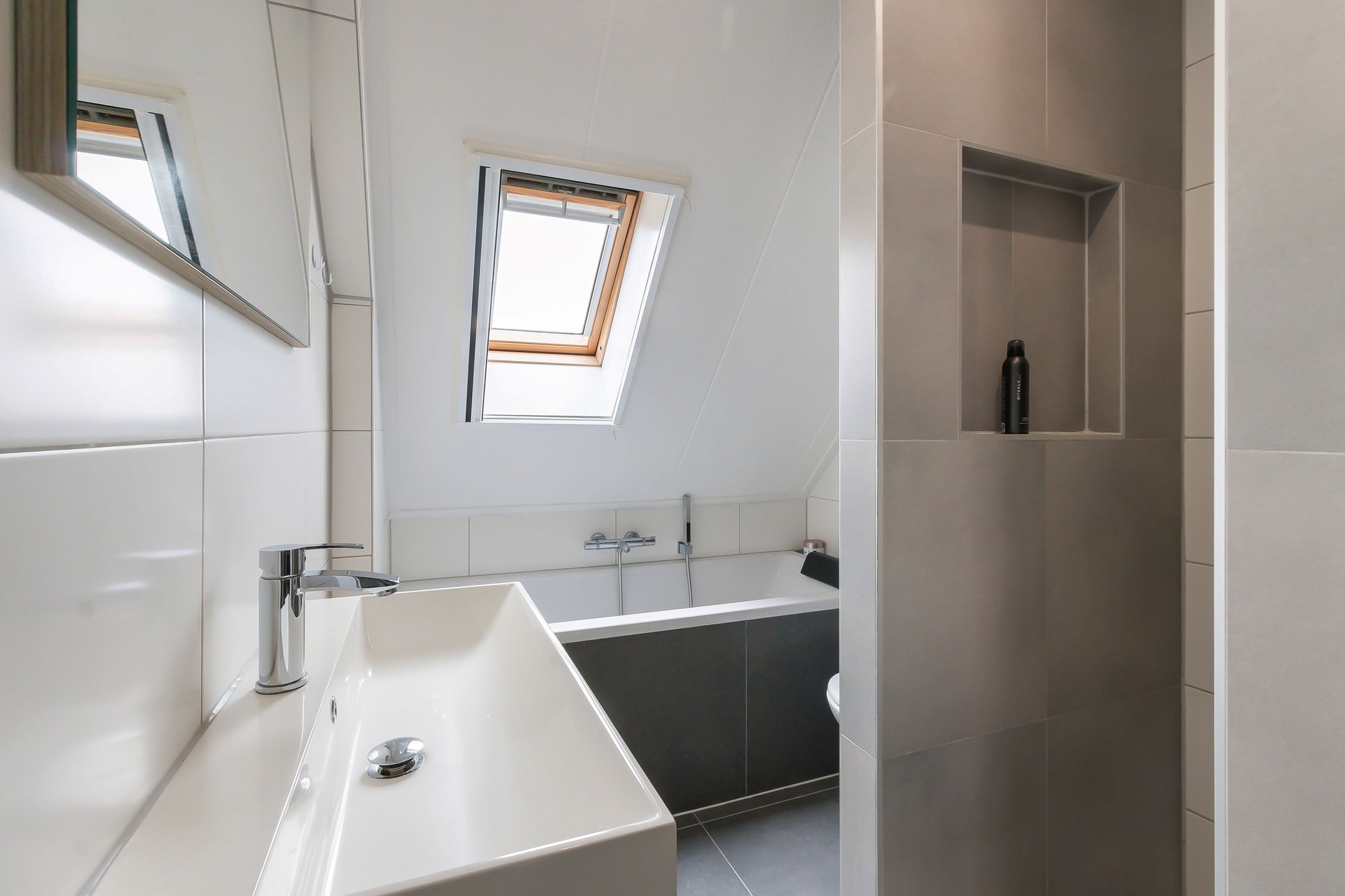 Completely renovated corner house with luxury kitchen and veranda in child-friendly neighbourhood — 17