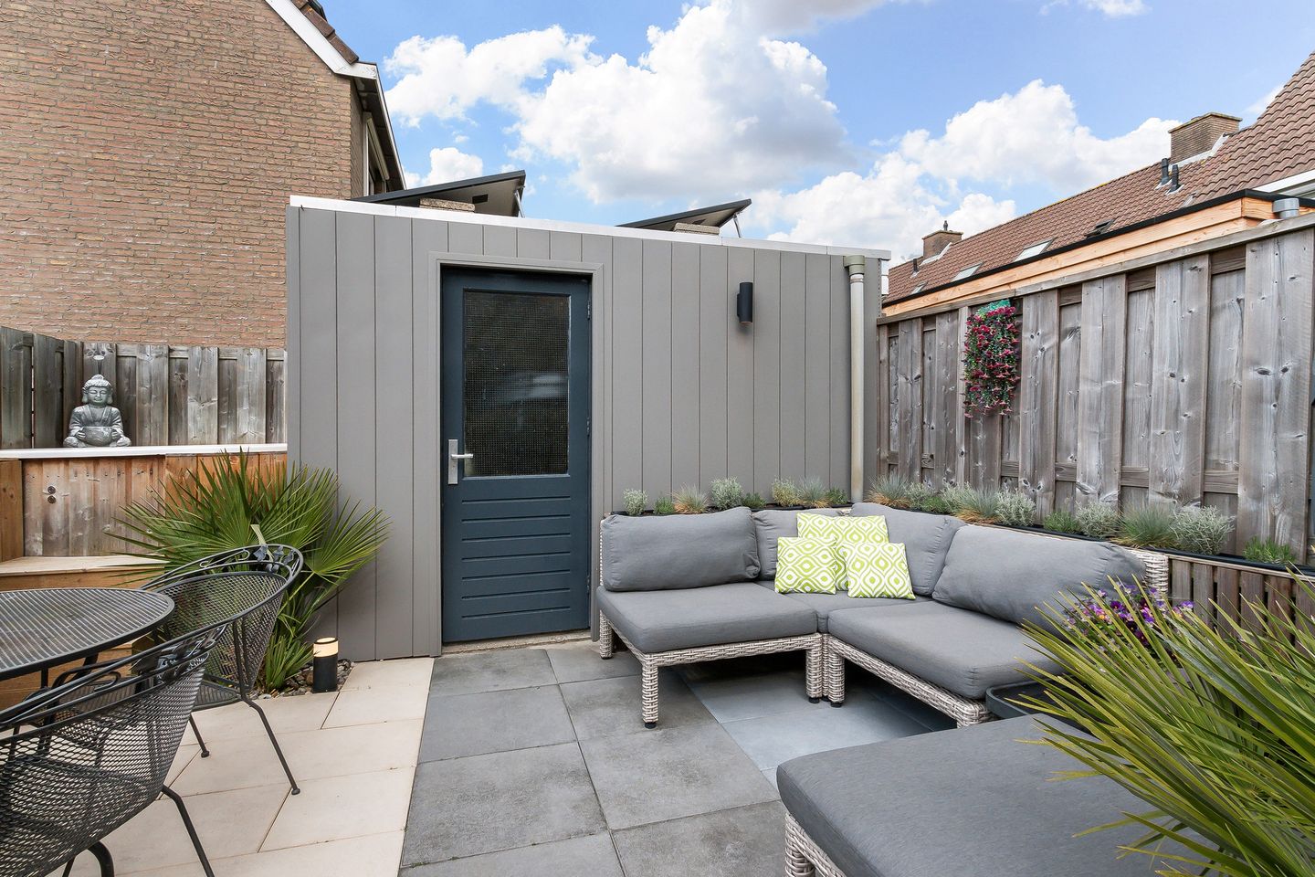 Completely renovated corner house with luxury kitchen and veranda in child-friendly neighbourhood — 24