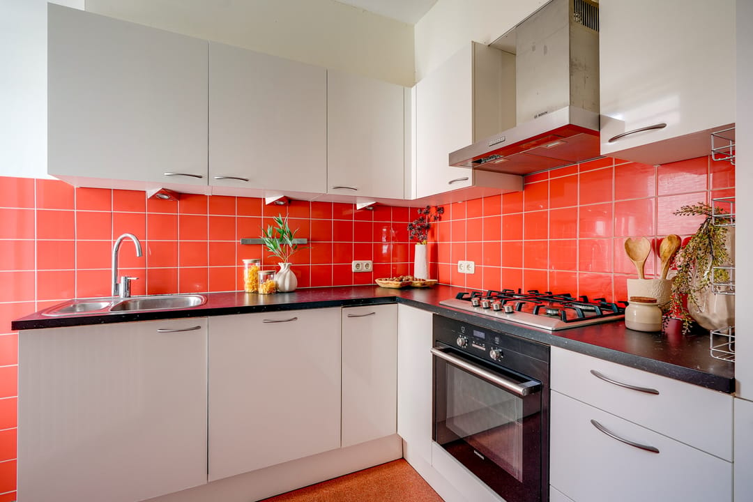 Charming upper-floor apartment with sunny rooftop terrace in popular Tuinwijk, Utrecht — 17