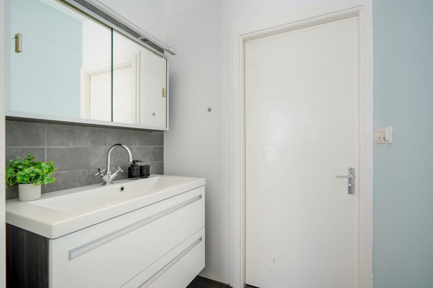 Charming upper-floor apartment with sunny rooftop terrace in popular Tuinwijk, Utrecht — 29