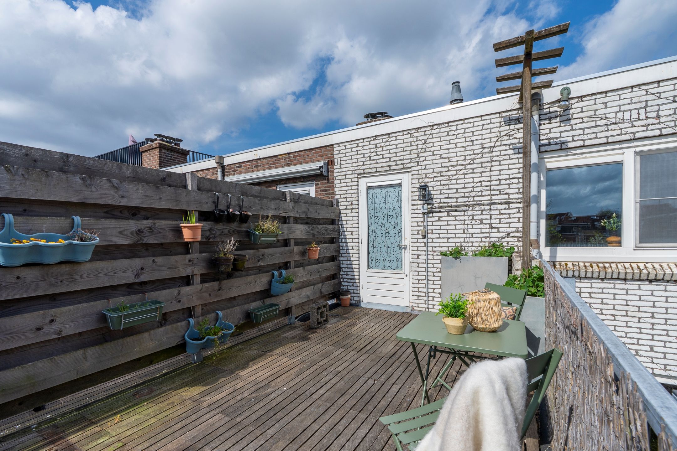 Charming upper-floor apartment with sunny rooftop terrace in popular Tuinwijk, Utrecht — 33