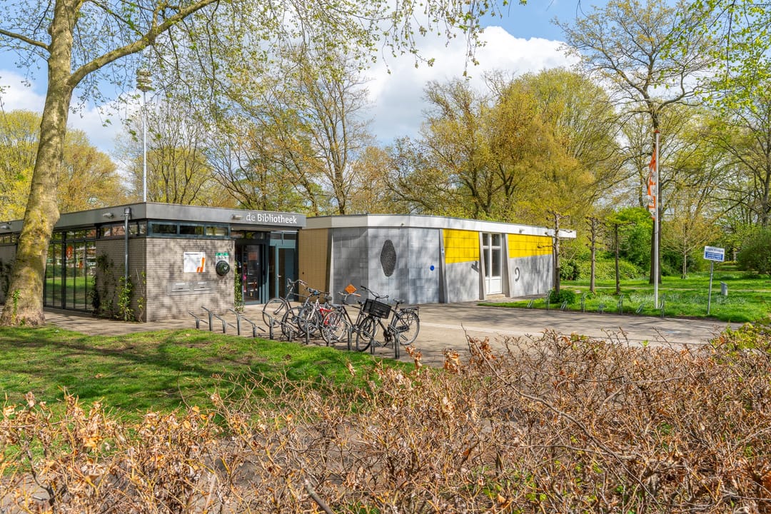 Charming upper-floor apartment with sunny rooftop terrace in popular Tuinwijk, Utrecht — 38