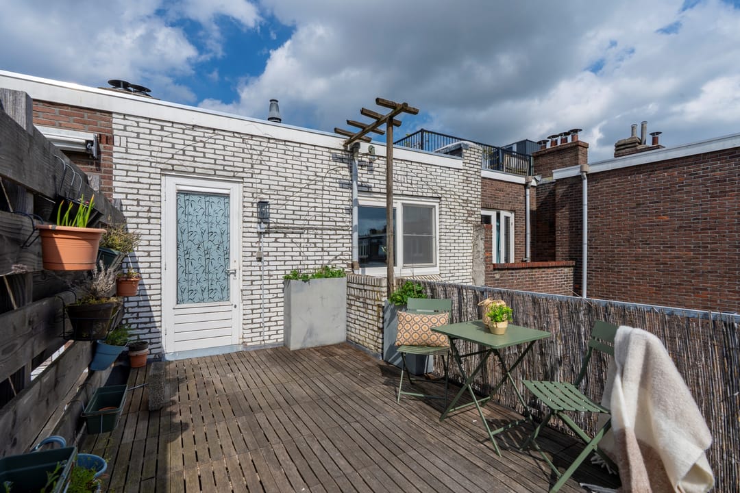 Charming upper-floor apartment with sunny rooftop terrace in popular Tuinwijk, Utrecht — 32