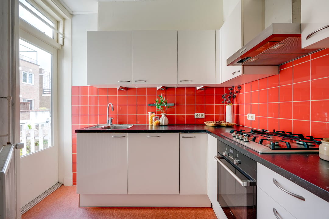 Charming upper-floor apartment with sunny rooftop terrace in popular Tuinwijk, Utrecht — 16