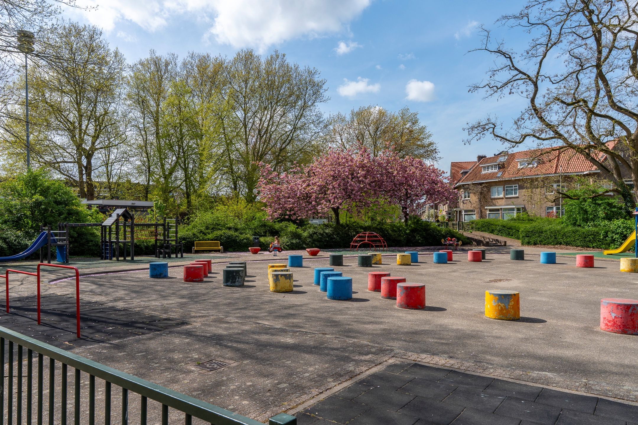 Charming upper-floor apartment with sunny rooftop terrace in popular Tuinwijk, Utrecht — 36
