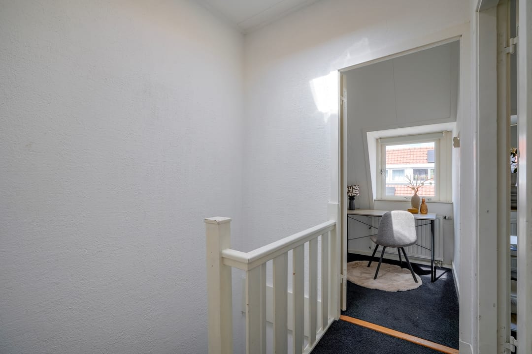 Charming upper-floor apartment with sunny rooftop terrace in popular Tuinwijk, Utrecht — 23
