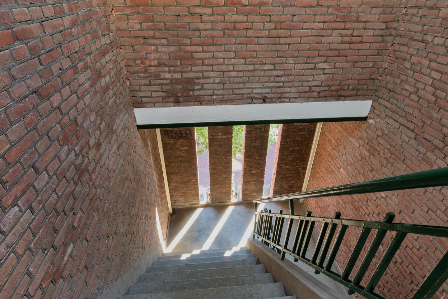 Turnkey renovated corner apartment with three bedrooms in The Hague Heesterbuurt — 35
