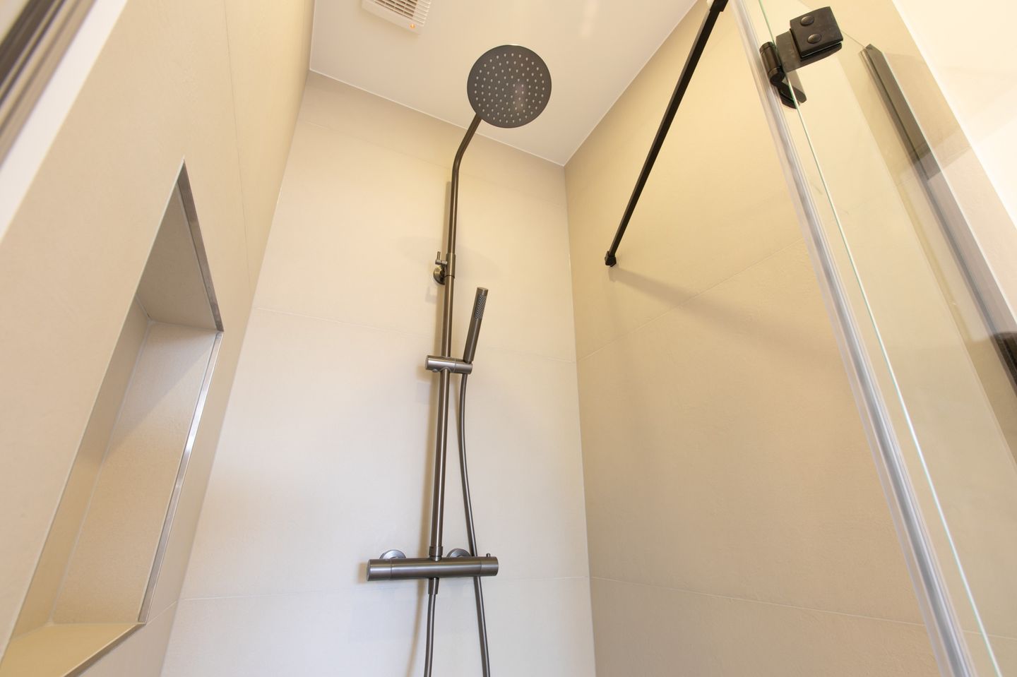 Turnkey renovated corner apartment with three bedrooms in The Hague Heesterbuurt — 25