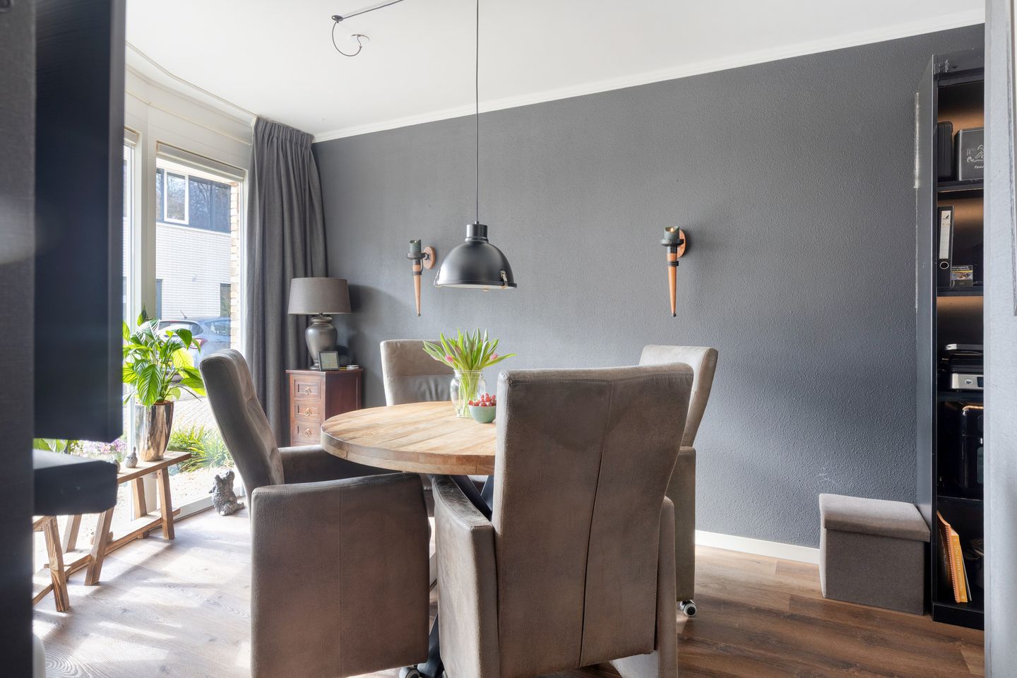 Photo 19 of Robert Stolzhof 203