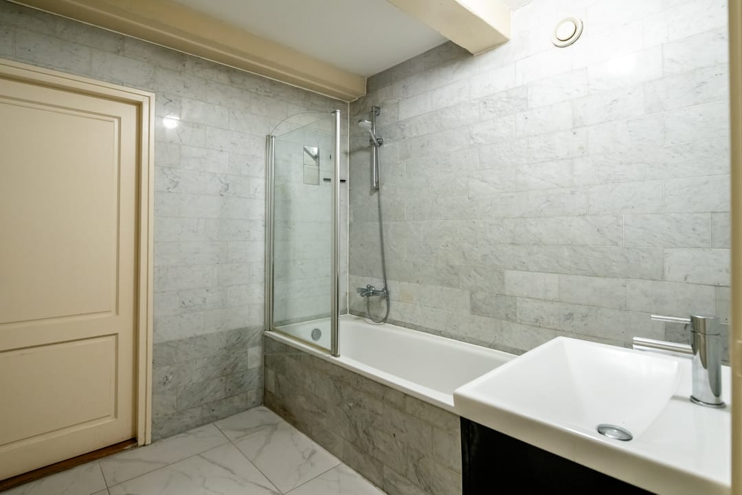 Spacious Apartment in 18th Century Monumental Warehouse with Characteristic Beamed Ceiling — 13