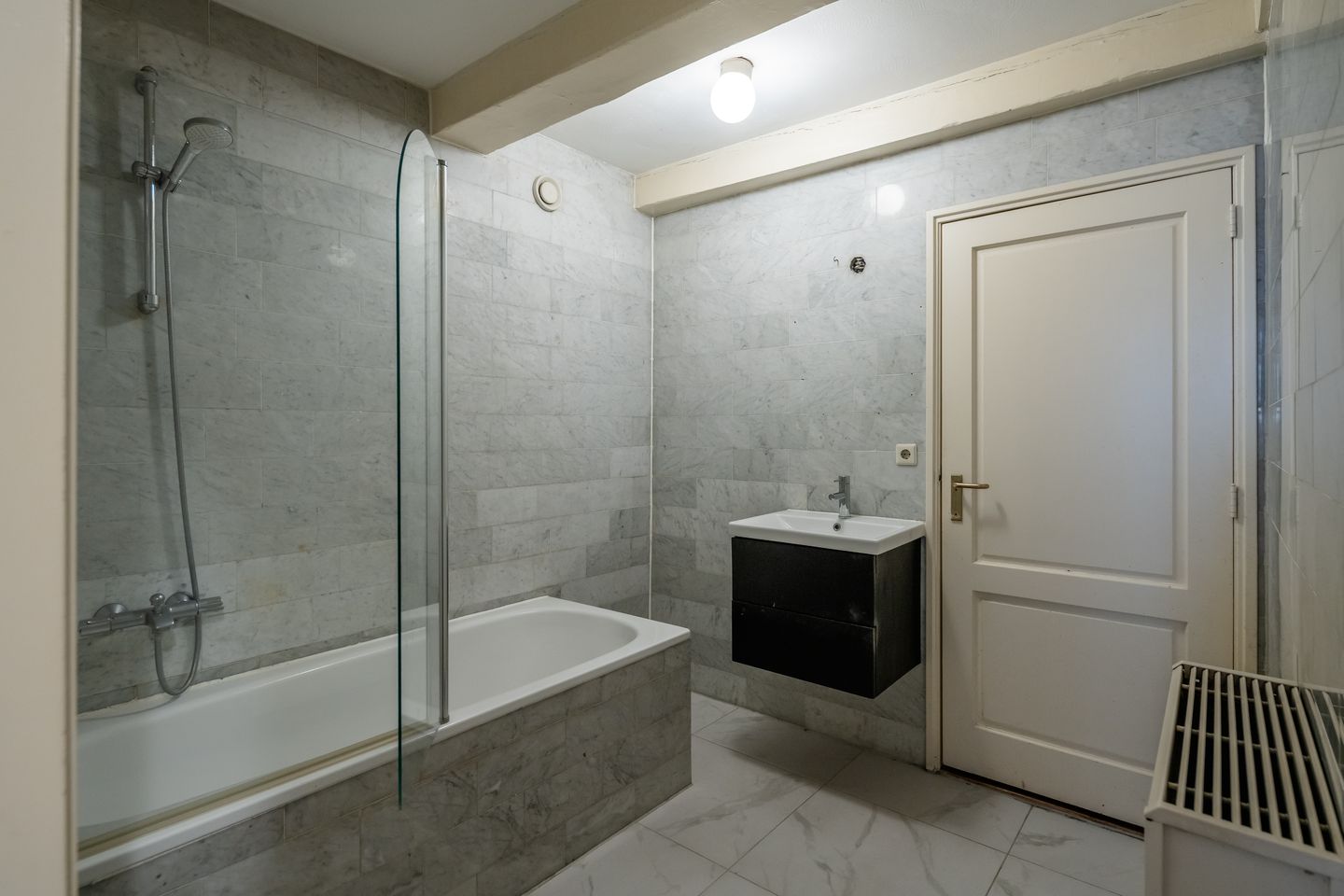 Spacious Apartment in 18th Century Monumental Warehouse with Characteristic Beamed Ceiling — 14