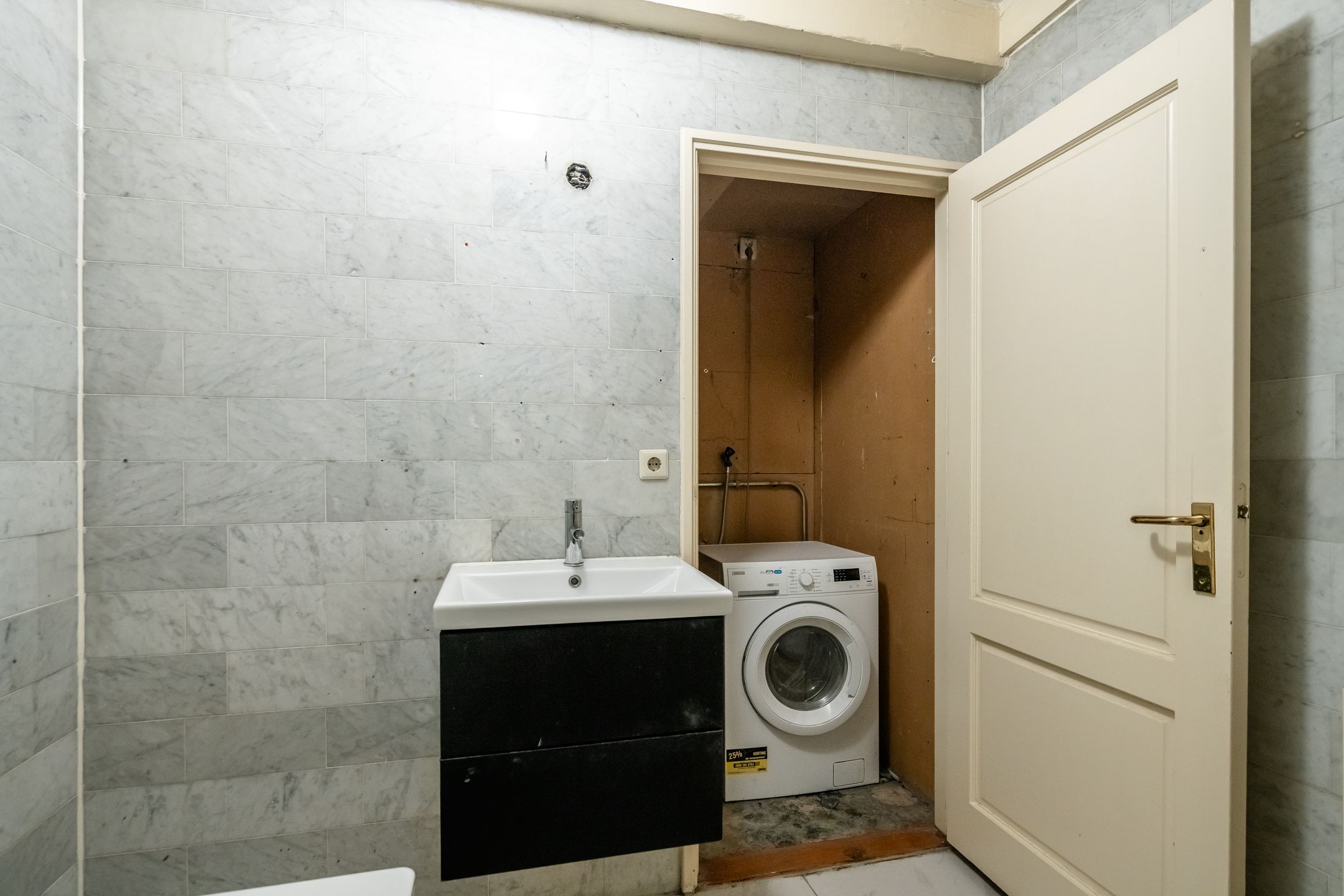 Spacious Apartment in 18th Century Monumental Warehouse with Characteristic Beamed Ceiling — 15