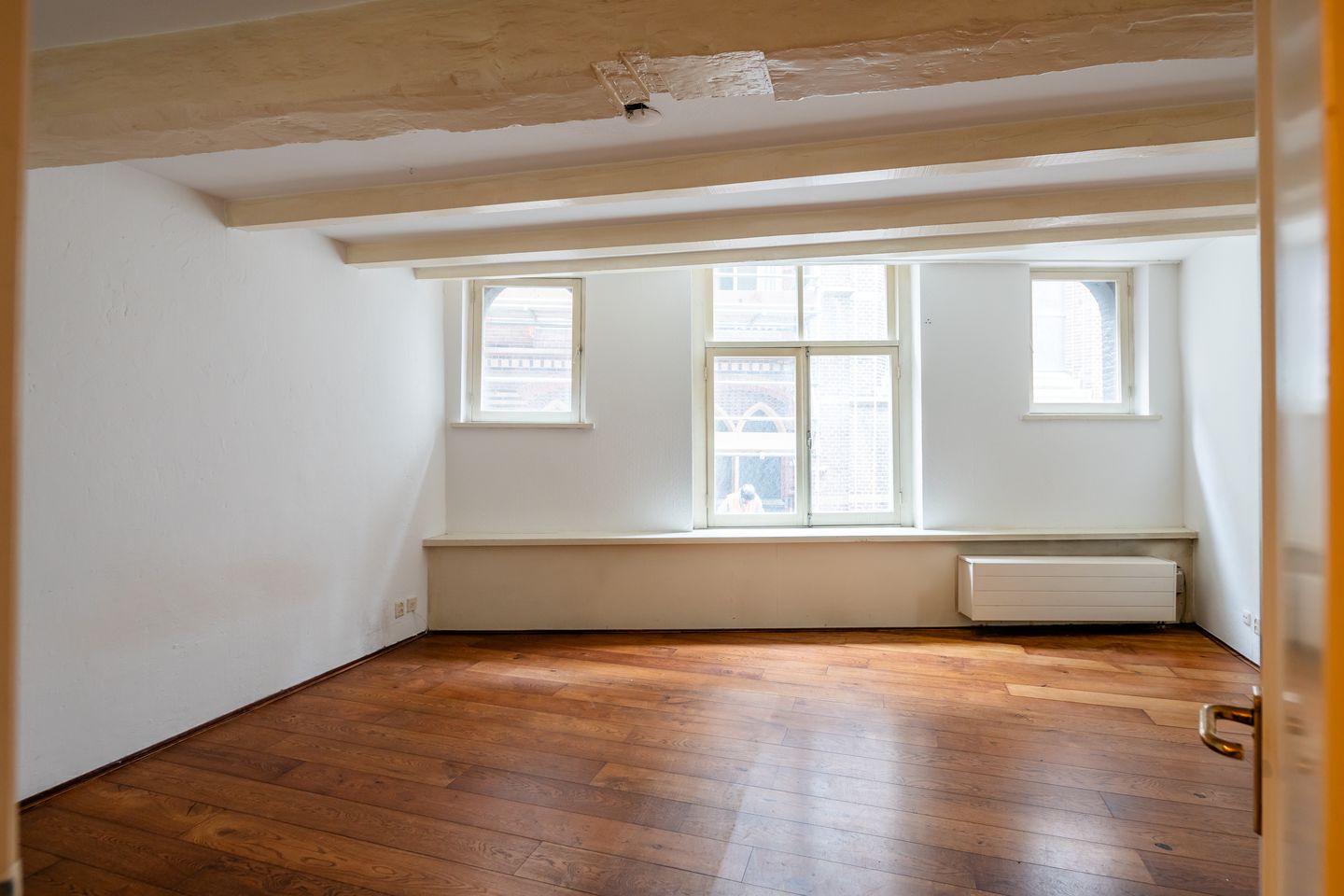 Spacious Apartment in 18th Century Monumental Warehouse with Characteristic Beamed Ceiling — 19