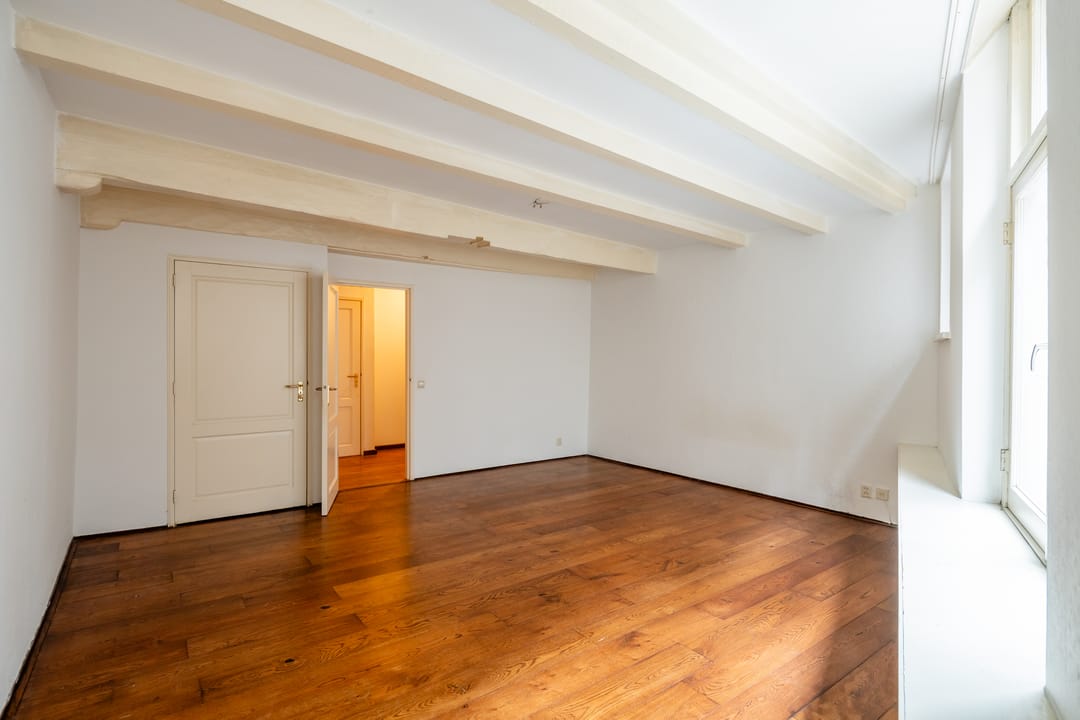 Spacious Apartment in 18th Century Monumental Warehouse with Characteristic Beamed Ceiling — 17