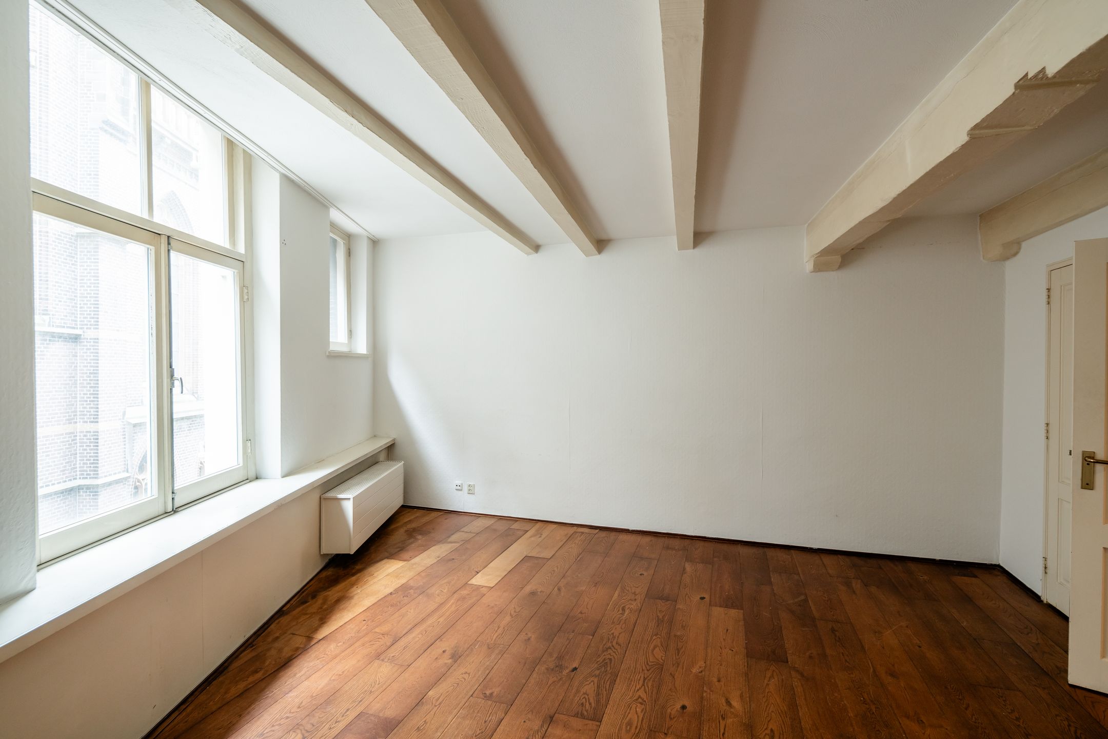 Spacious Apartment in 18th Century Monumental Warehouse with Characteristic Beamed Ceiling — 18