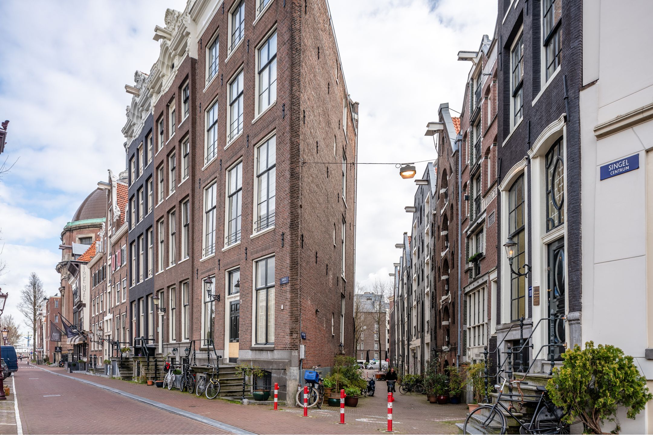 Spacious Apartment in 18th Century Monumental Warehouse with Characteristic Beamed Ceiling — 24