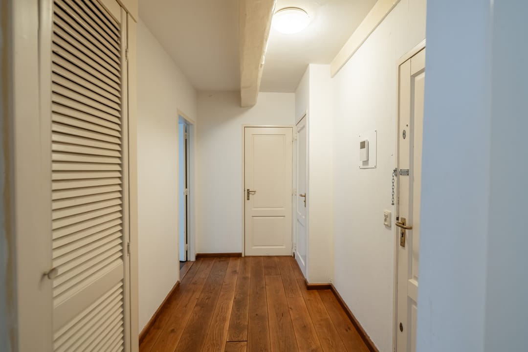 Spacious Apartment in 18th Century Monumental Warehouse with Characteristic Beamed Ceiling — 16