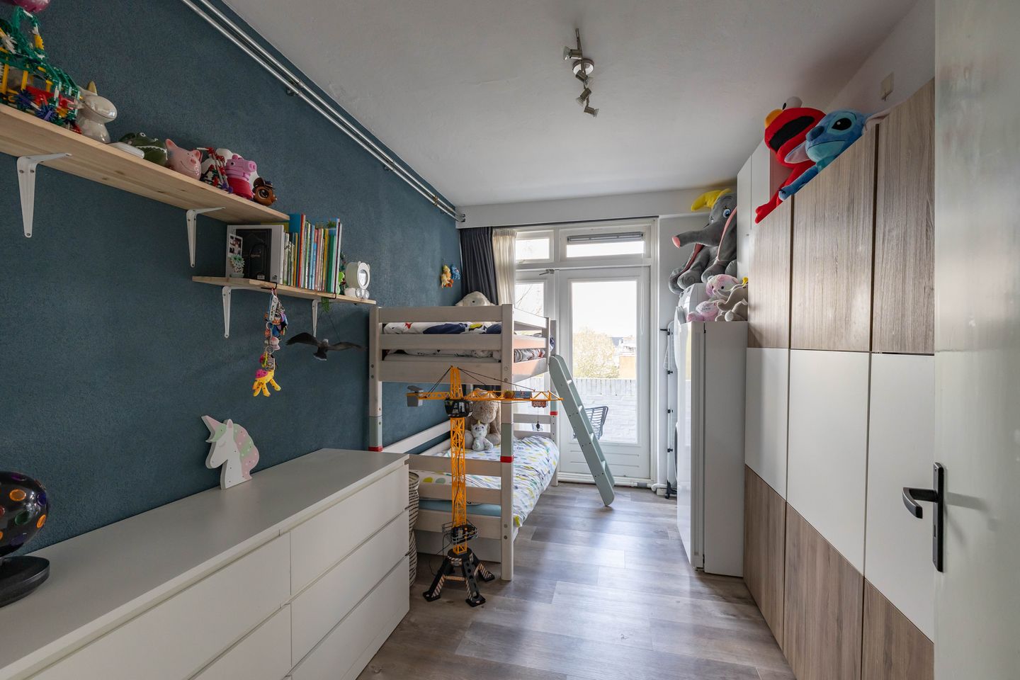 Spacious 3-Room Apartment with Two Balconies in Popular Grunobuurt — 25