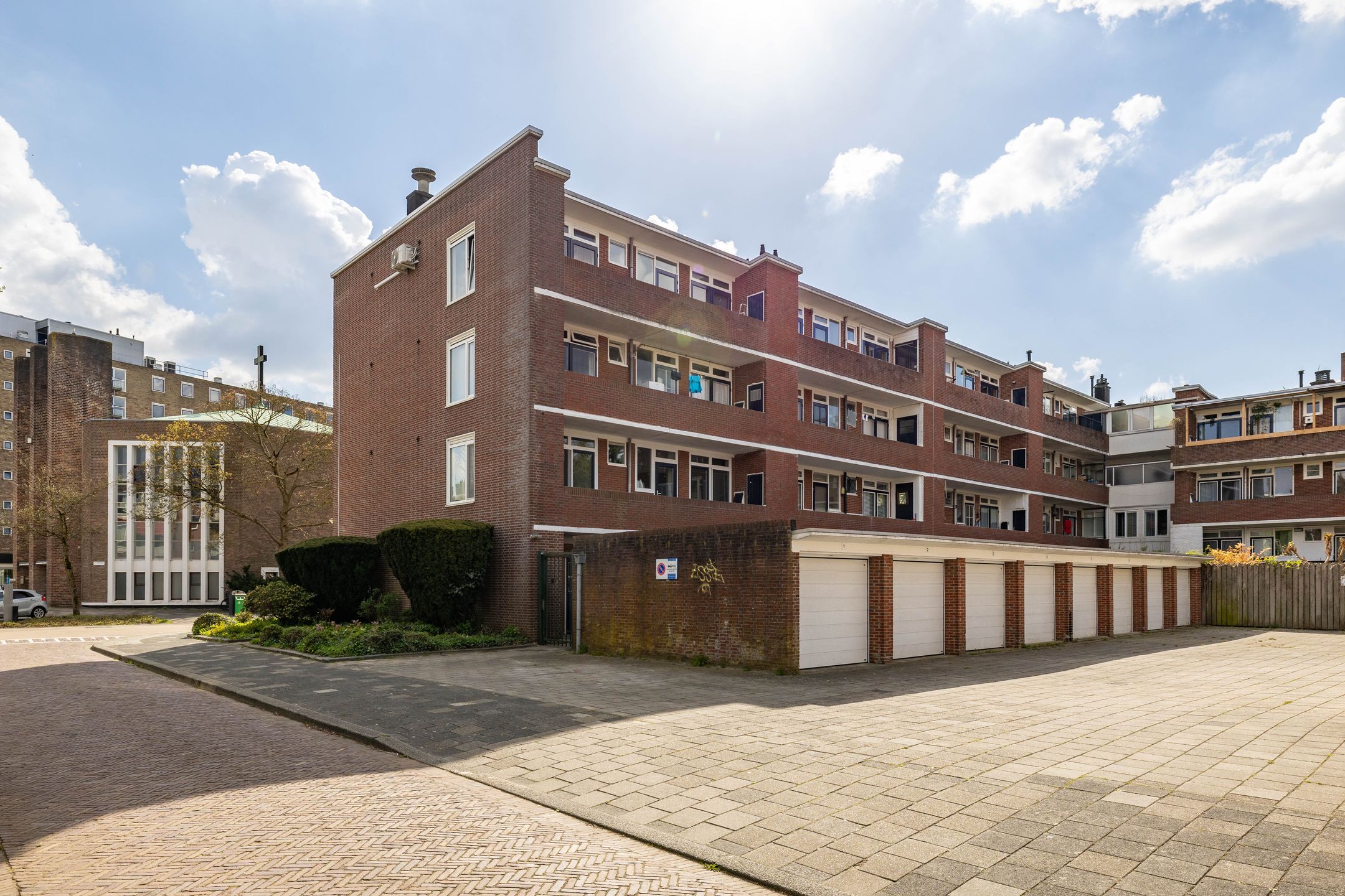 Spacious 3-Room Apartment with Two Balconies in Popular Grunobuurt — 33
