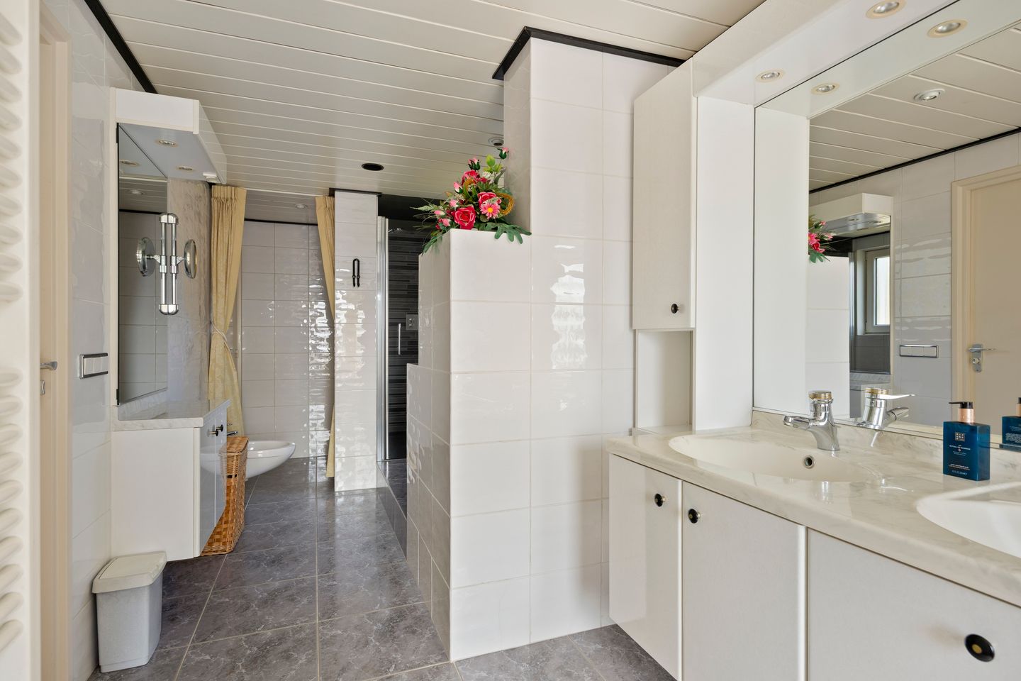 Surprisingly spacious and light detached family home with garden room — 29