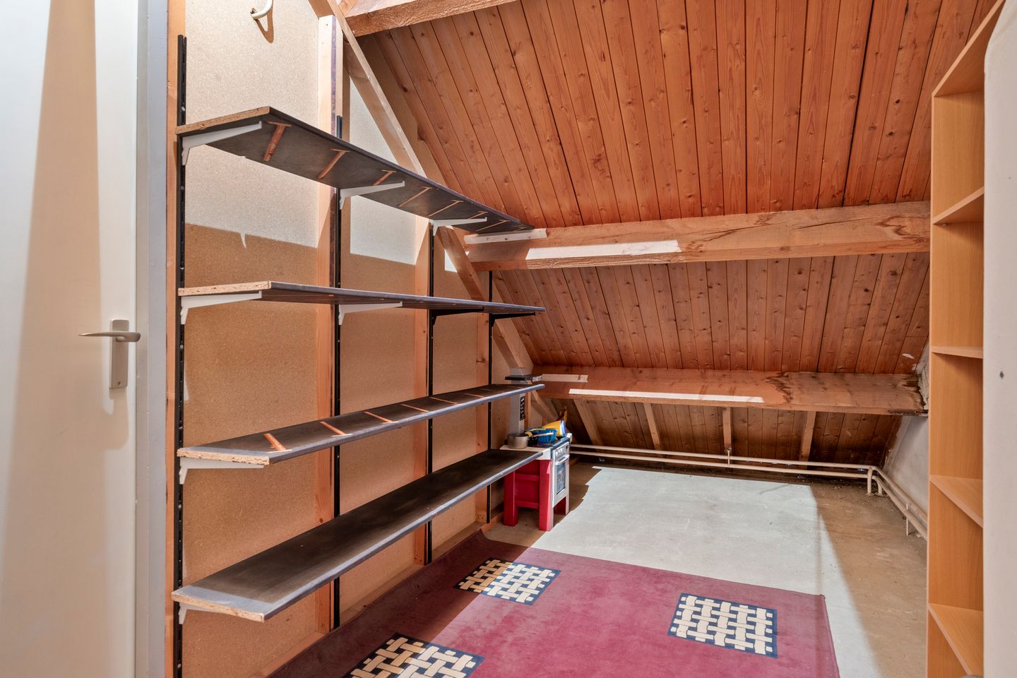 Surprisingly spacious and light detached family home with garden room — 34