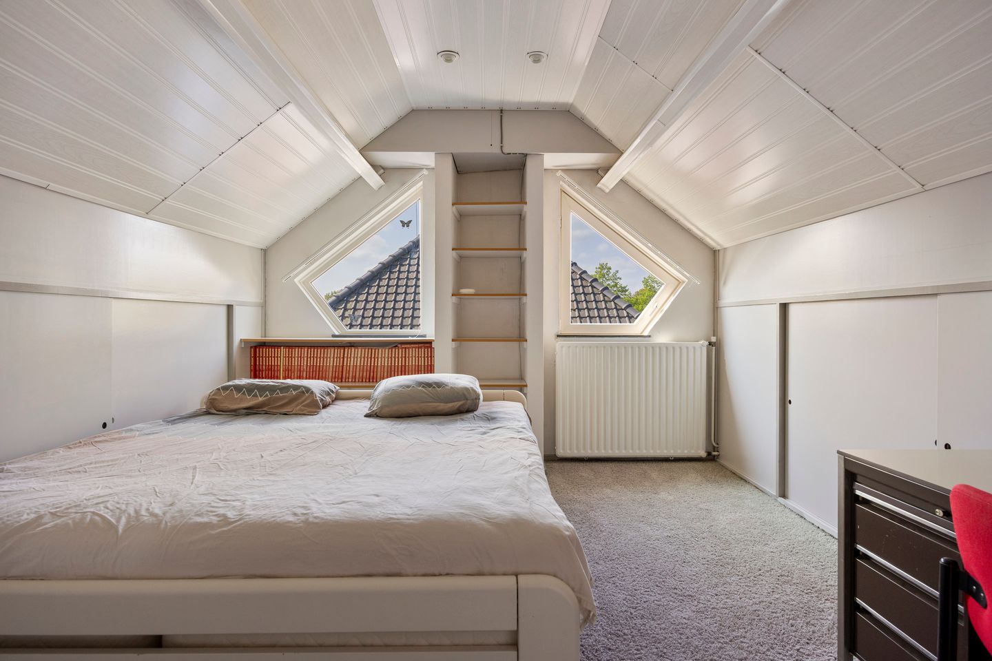 Surprisingly spacious and light detached family home with garden room — 35