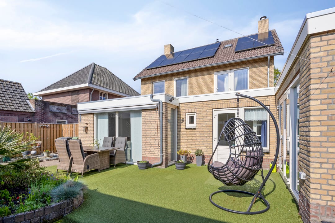 Surprisingly spacious and light detached family home with garden room — 38