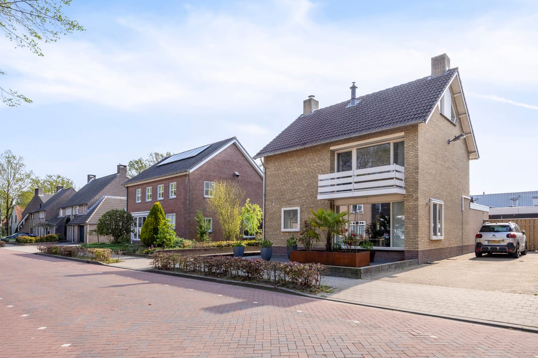 Surprisingly spacious and light detached family home with garden room — 43