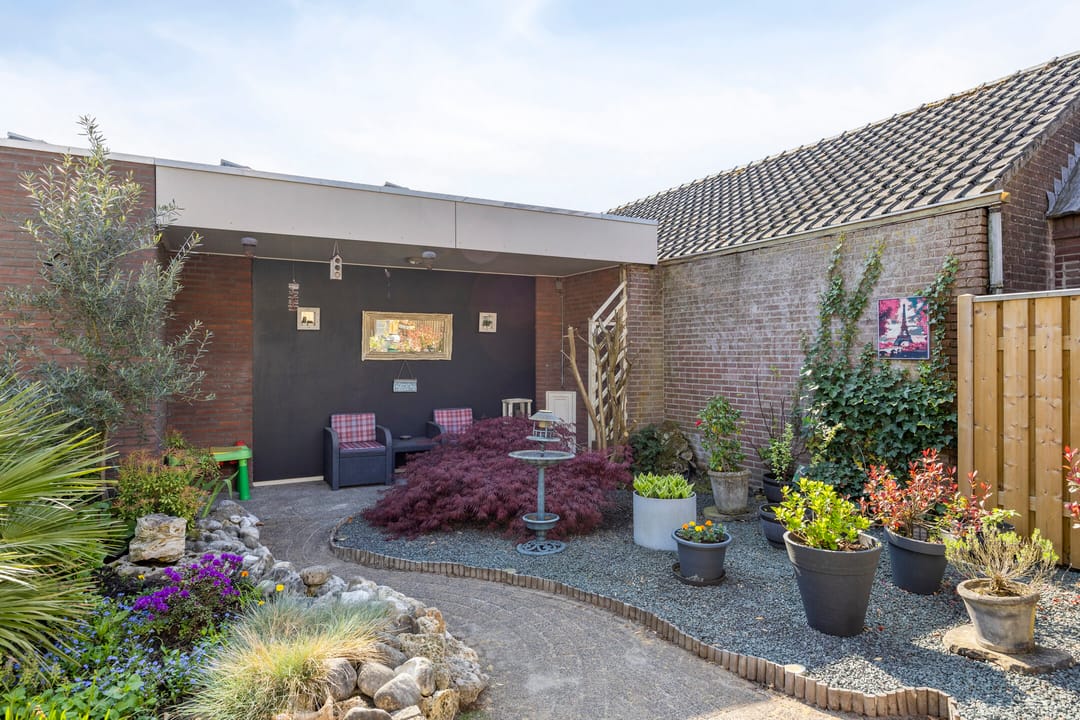 Surprisingly spacious and light detached family home with garden room — 41