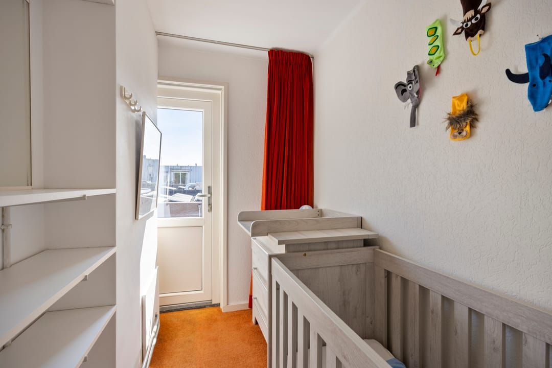 Surprisingly spacious and light detached family home with garden room — 26