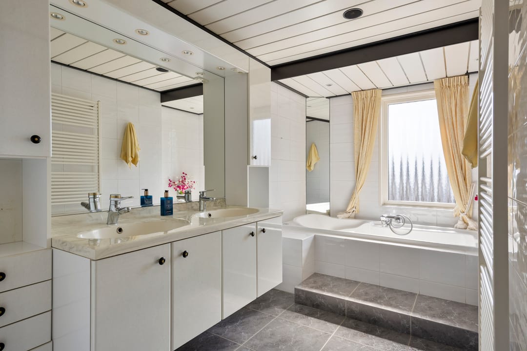 Surprisingly spacious and light detached family home with garden room — 28
