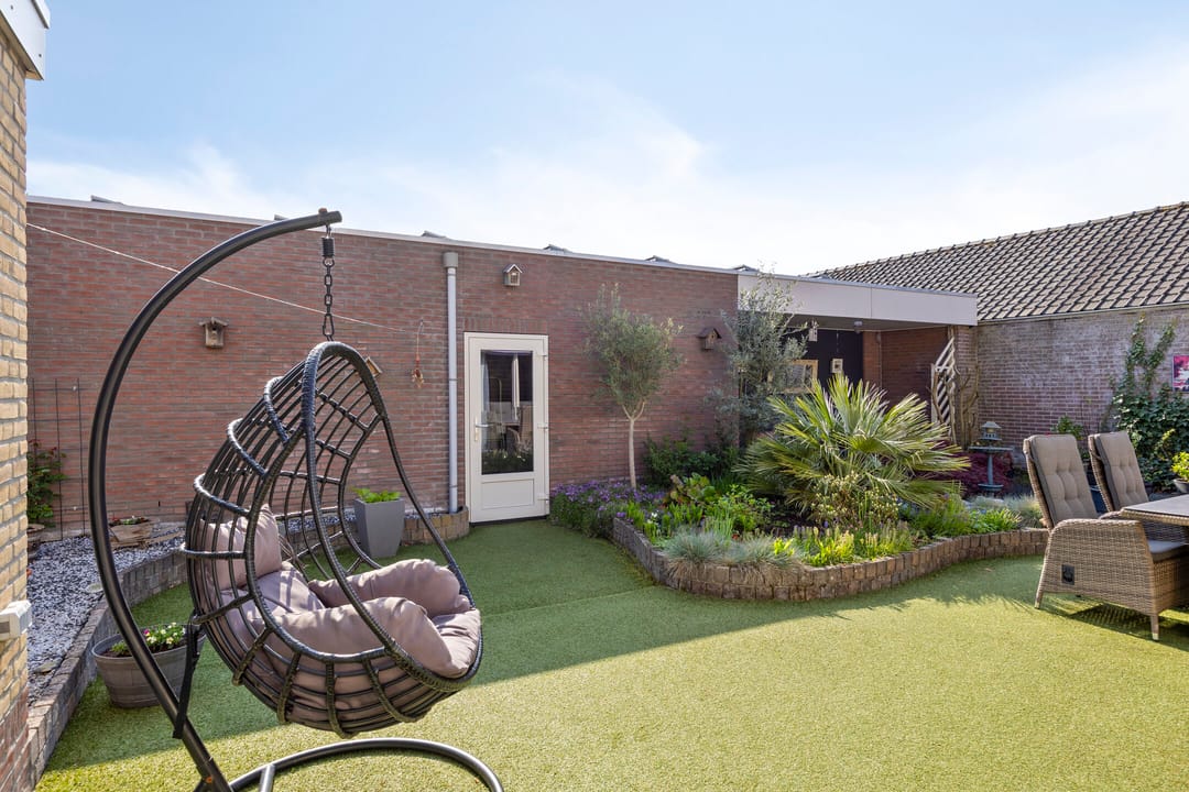 Surprisingly spacious and light detached family home with garden room — 37
