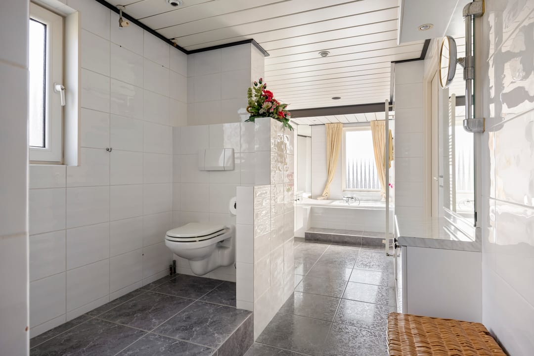Surprisingly spacious and light detached family home with garden room — 31