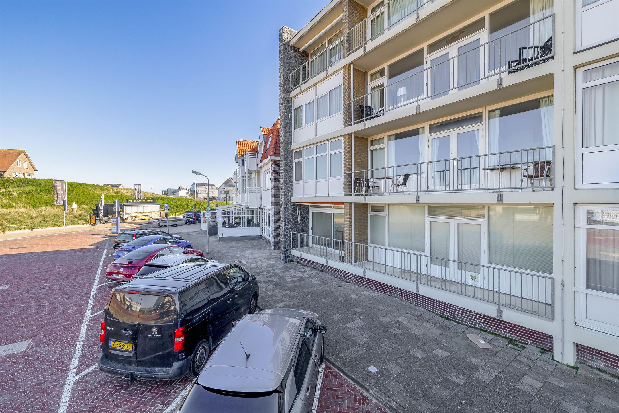 Eye-catching 3-room apartment with 2 bedrooms in top seaside location — 36