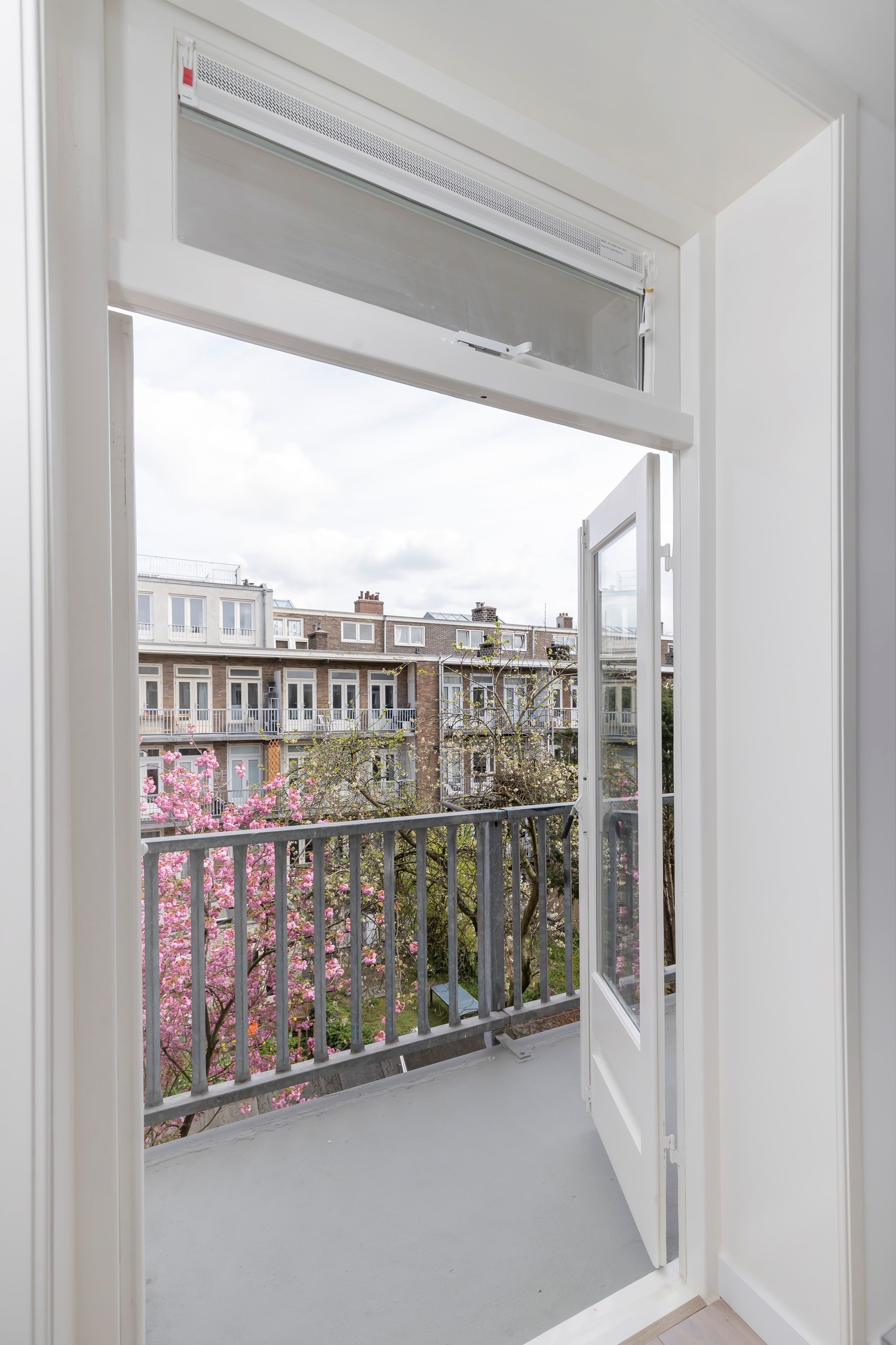 Luxury Fully Renovated Five-Room Apartment with Full-Width Balcony in Bos en Lommer — 24