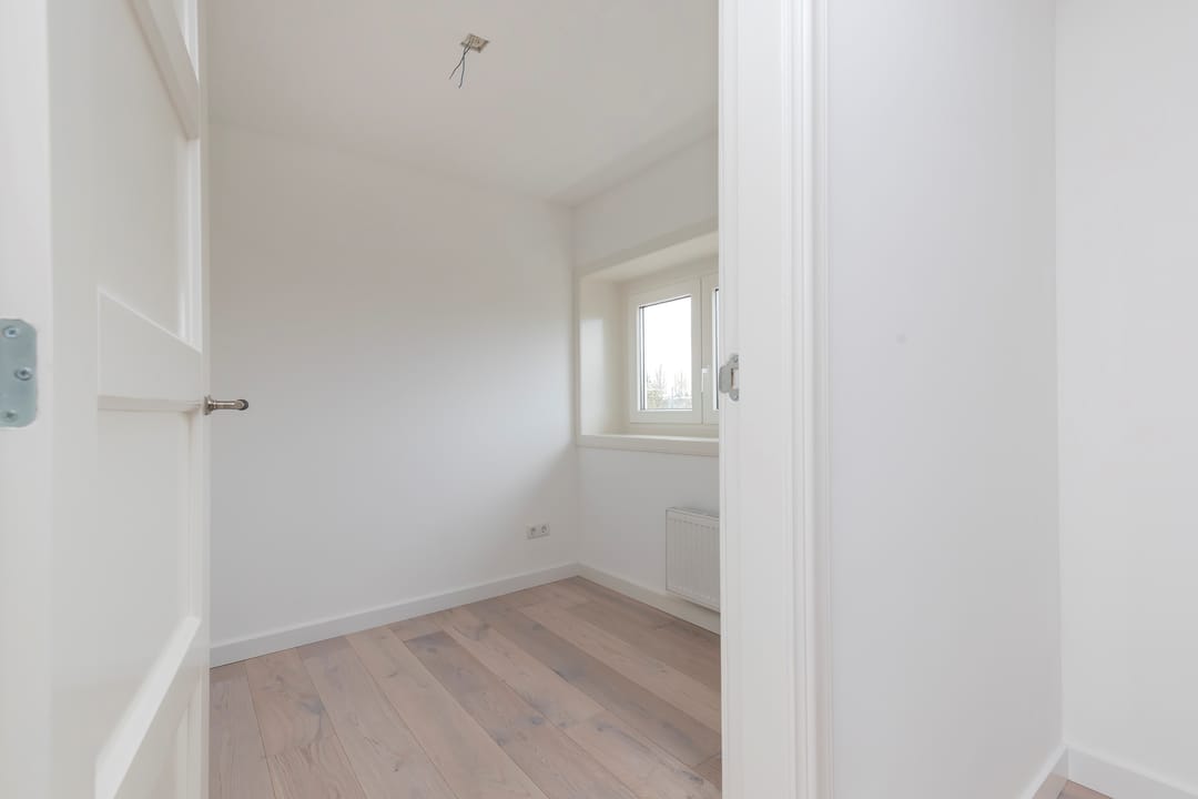Luxury Fully Renovated Five-Room Apartment with Full-Width Balcony in Bos en Lommer — 38