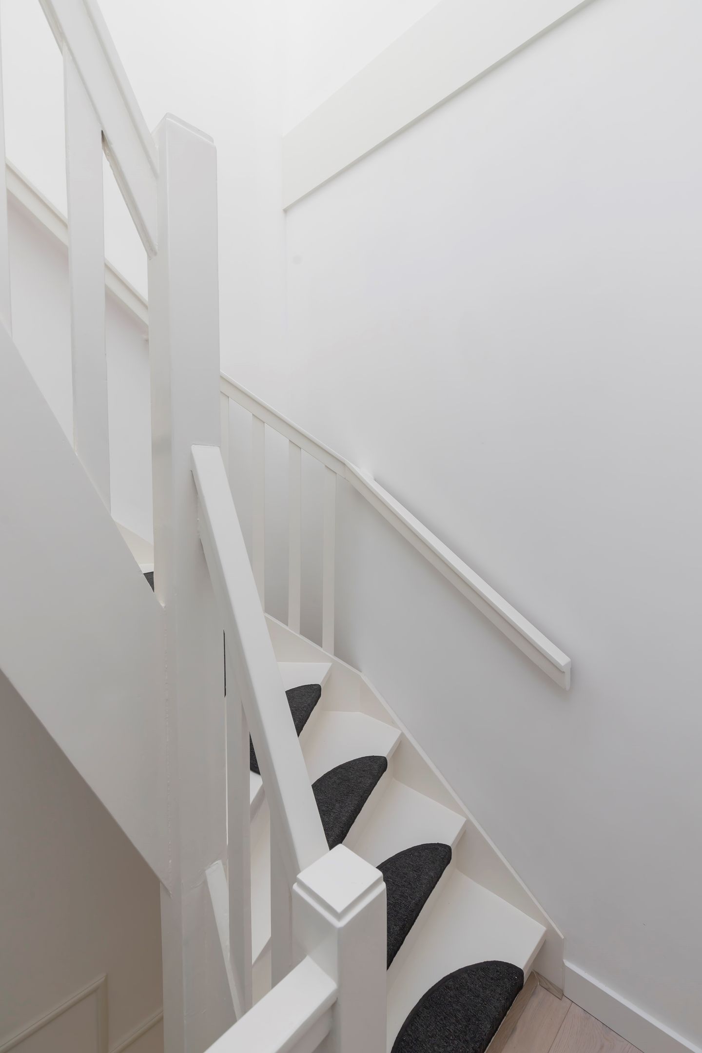 Luxury Fully Renovated Five-Room Apartment with Full-Width Balcony in Bos en Lommer — 35