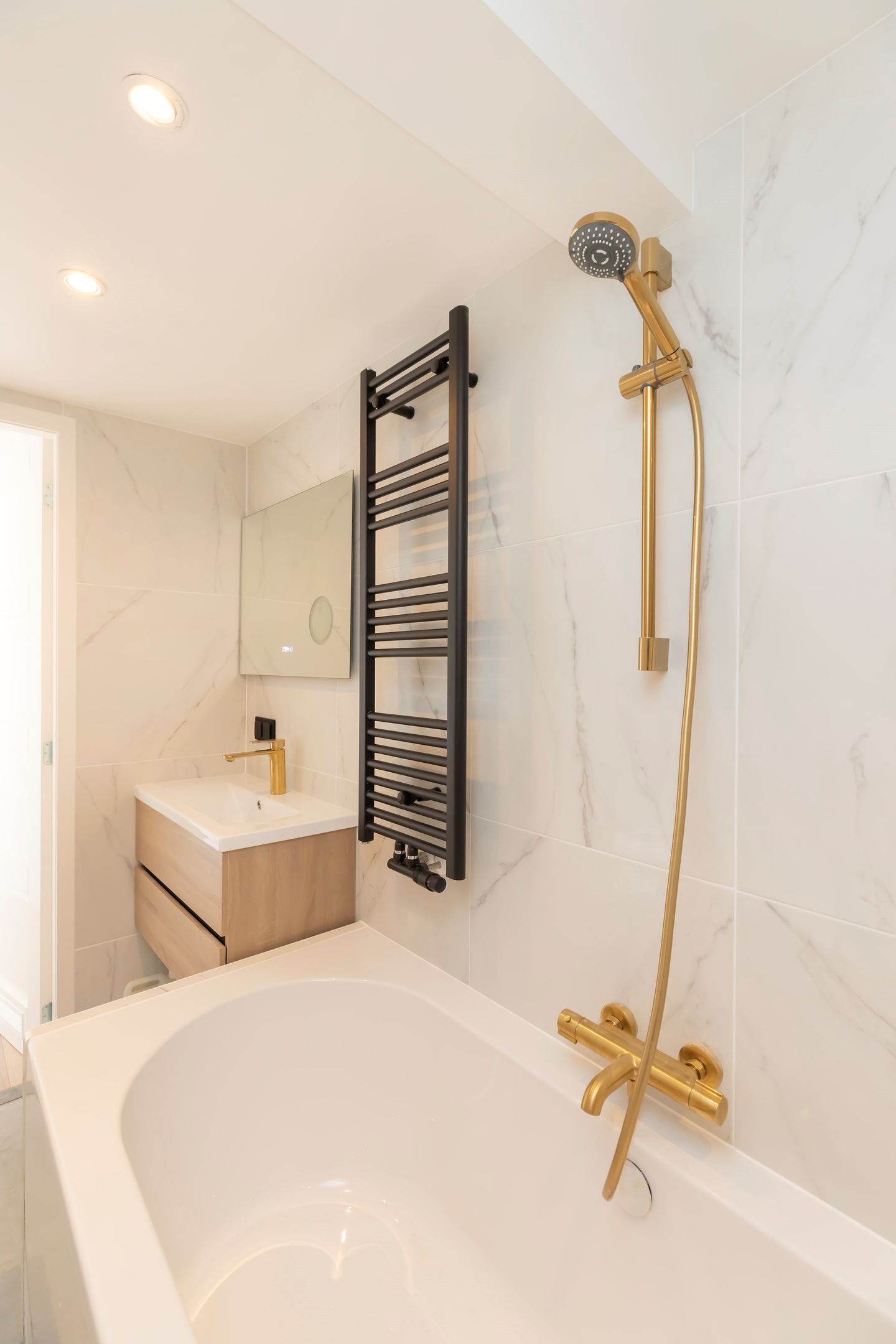 Luxury Fully Renovated Five-Room Apartment with Full-Width Balcony in Bos en Lommer — 44