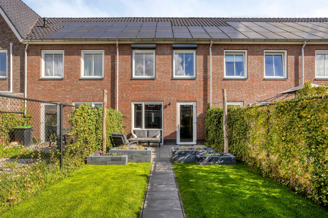 Modern terraced home in Zeeland with spacious attic and south-facing garden — 37