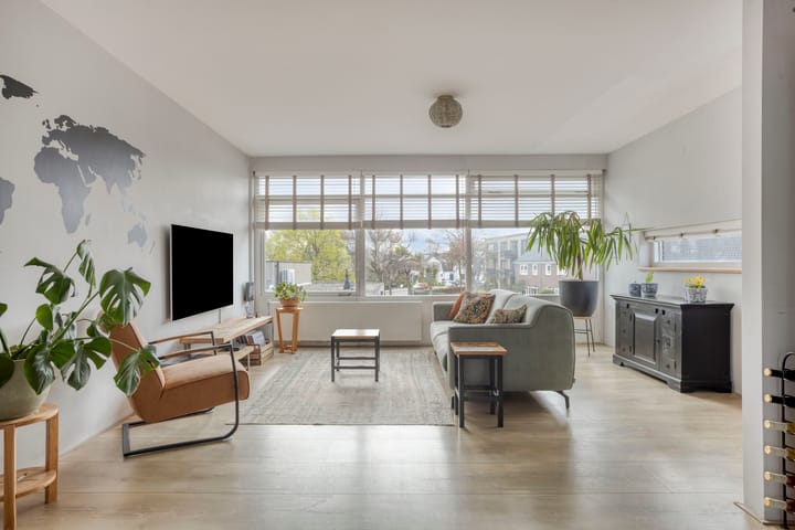 Photo 2 of Jan van Scorelstraat 18