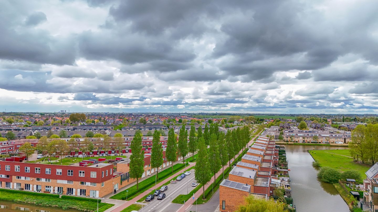 Spacious 3-bedroom apartment with green views and private parking — 35