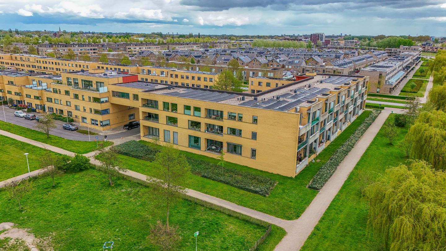 Spacious 3-bedroom apartment with green views and private parking — 40