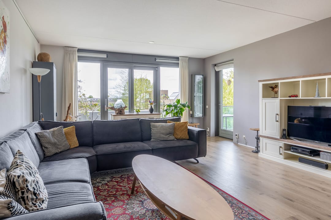 Spacious 3-bedroom apartment with green views and private parking — 16