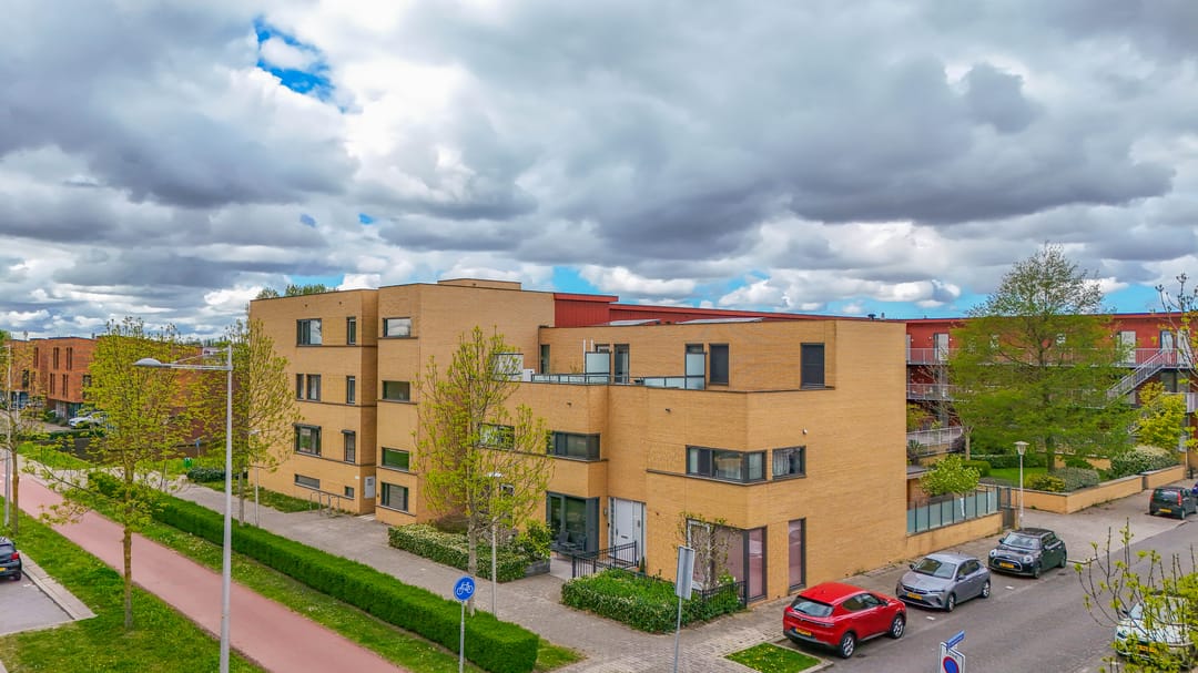 Spacious 3-bedroom apartment with green views and private parking — 38