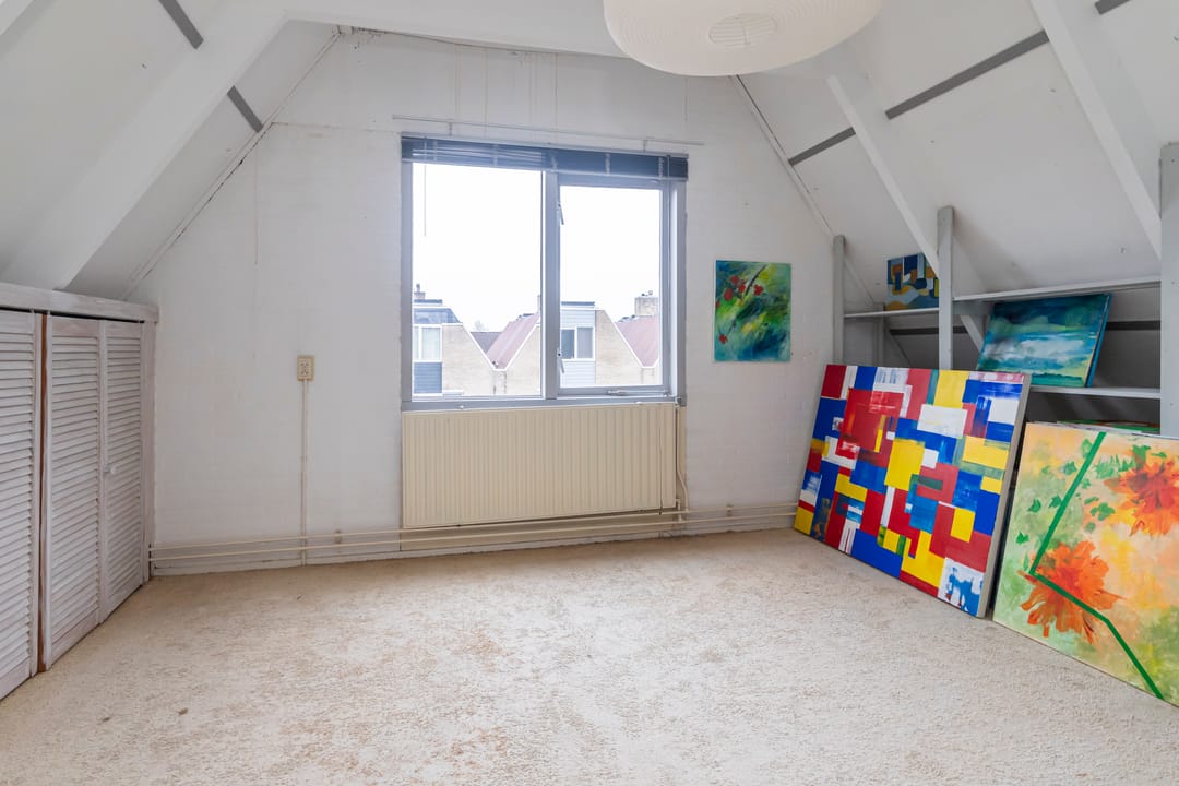 Spacious Terraced House with Four Bedrooms in Popular Koningshof Neighborhood — 30
