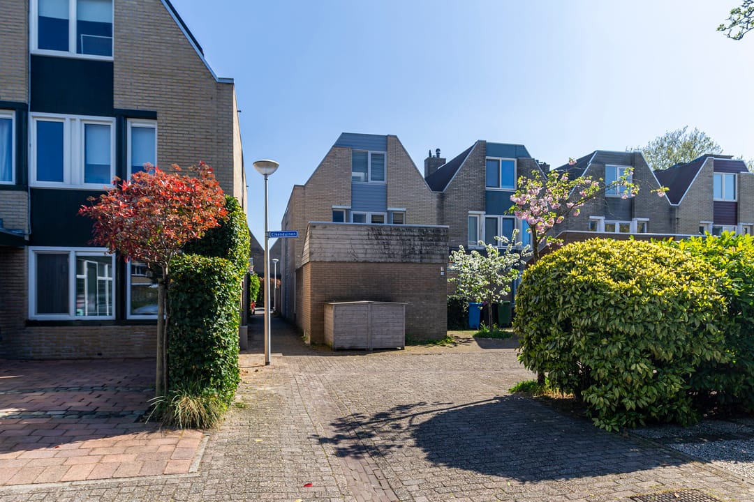 Spacious Terraced House with Four Bedrooms in Popular Koningshof Neighborhood — 44