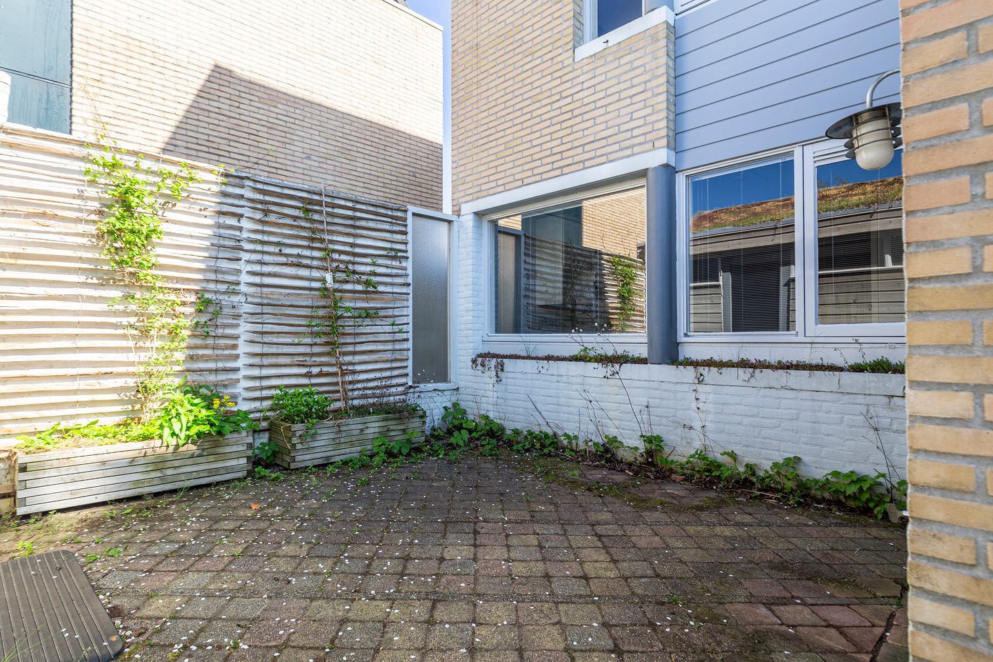 Spacious Terraced House with Four Bedrooms in Popular Koningshof Neighborhood — 46